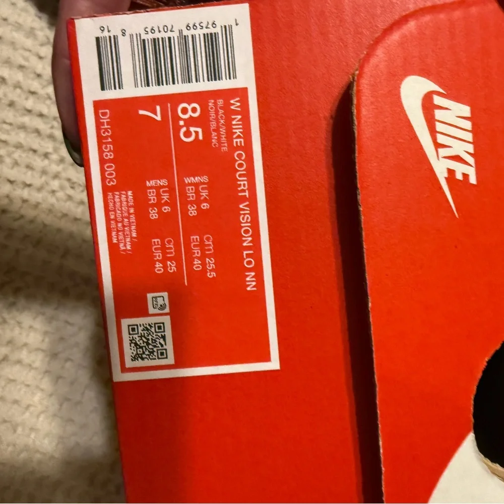 Nike Black and White Women's Sneakers - Picture 7 of 7